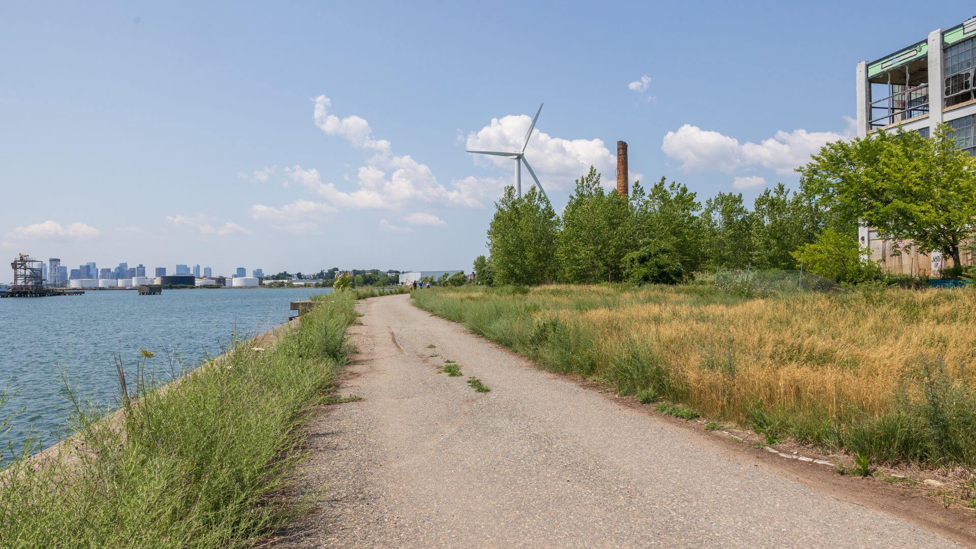 A dirt walkway along the Chelsea waterfront. 