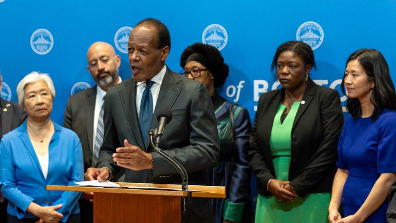 Lee Pelton speaks at City Hall March 10